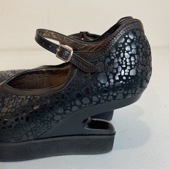 Jan Jansen Textured Suede Curved Heel Mary Jane Shoes - Picture 13 of 14